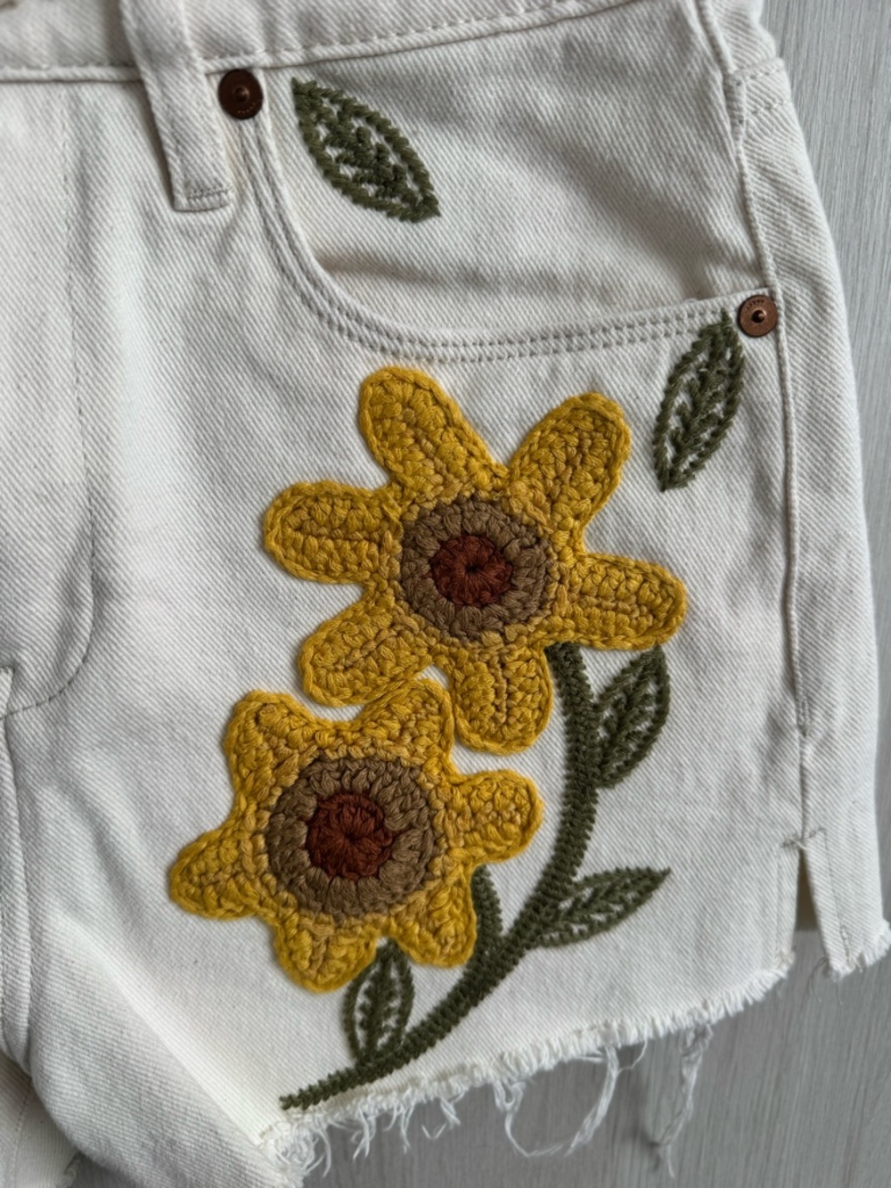 Blank NYC White Jean Shorts high waist with Yellow Floral Embroidery Sz 24! - Picture 6 of 7